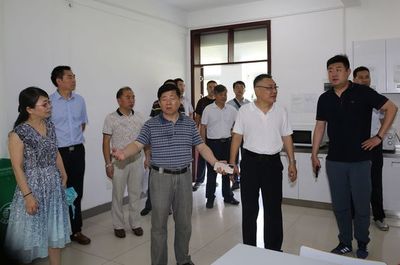 何正東書記深入檢查暑期學(xué)生宿舍維修工作 提升后勤管理服務(wù)水平