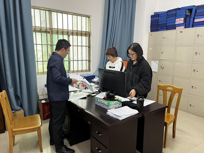 覃塘區直屬機關后勤服務中心開展車隊工作臺賬檢查，以臺賬促管理，提升后勤服務保障效能